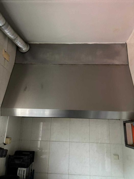 Exaustor industrial restaurante com motor e chaminé