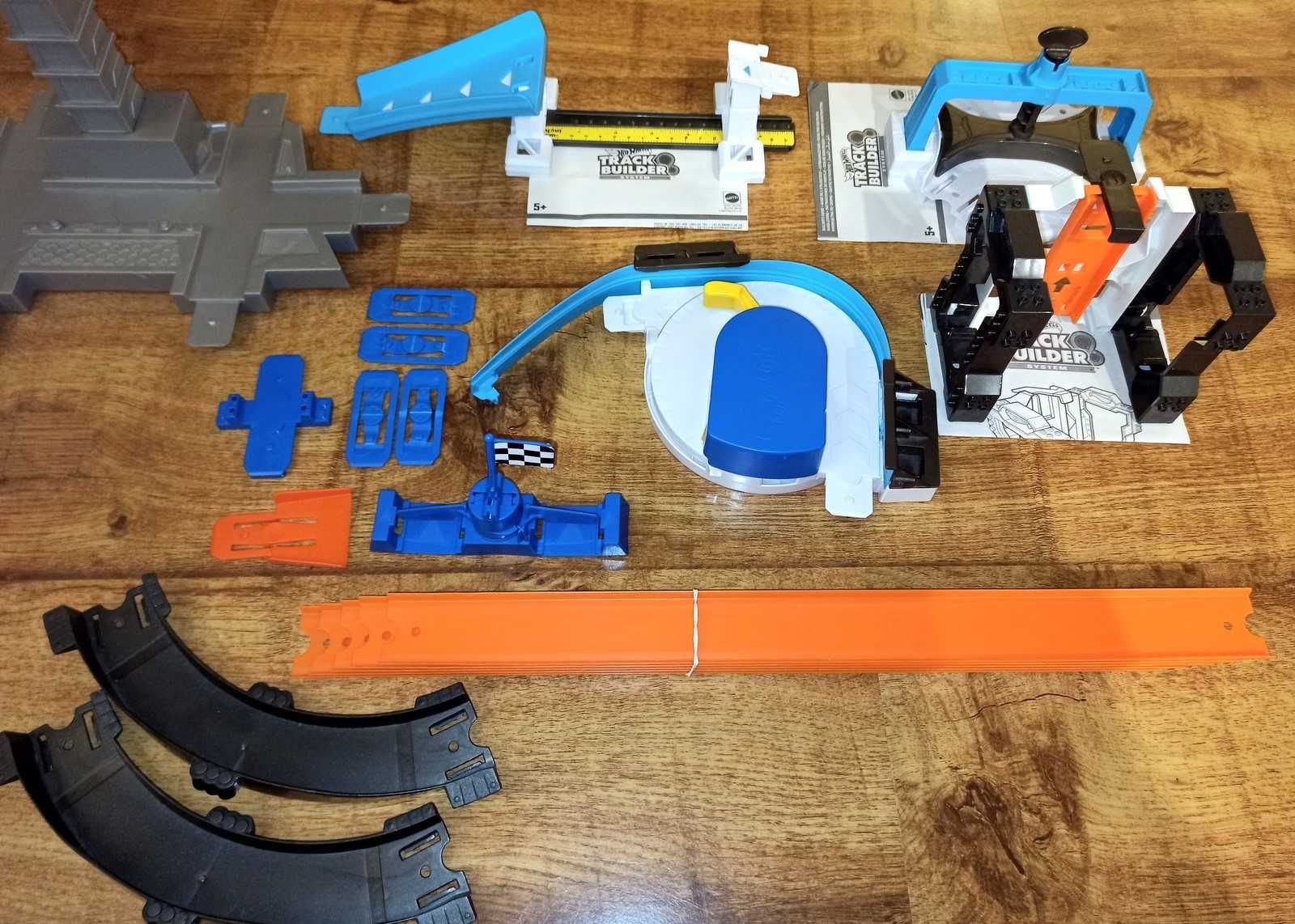 Hot Wheels - pięć różnych elementów Track Builder plus inne drobiazgi