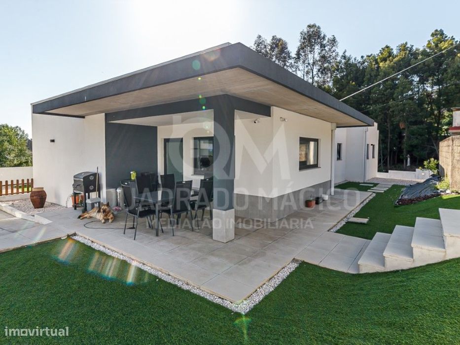 Maravilhosa moradia T3+1, térrea e de linhas modernas a 2 minutos d...