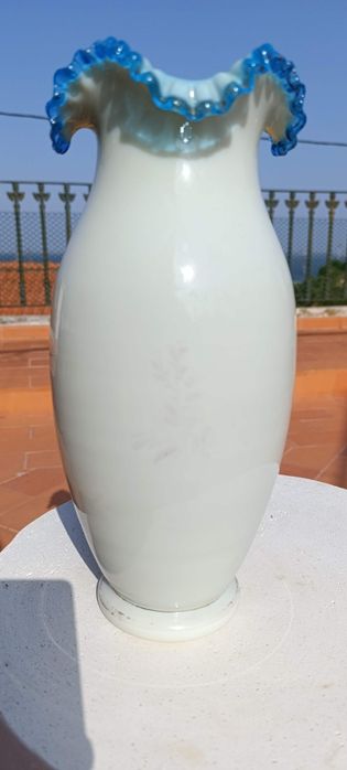 Jarra em Vidro Opalino com motivos de flores