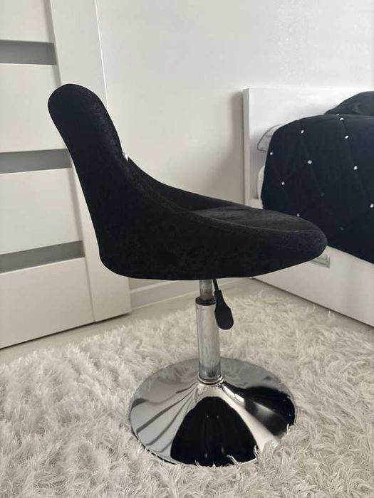Fotel obrotowy HOKER welurowy glamour czarny z cyrkoniami