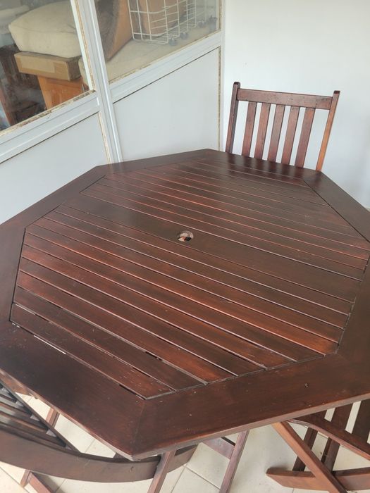 Mesa de madeira invernizada