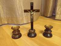 Krzyż drewniany i świeczniki, na kolędę