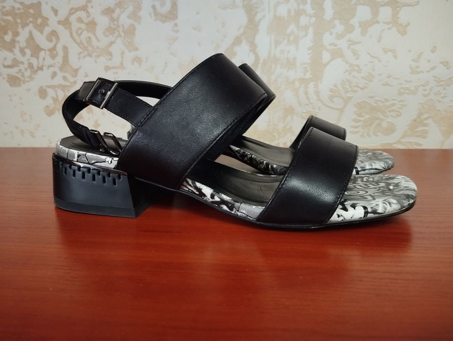 Шкіряні босоніжки чорні білі 36 розмір