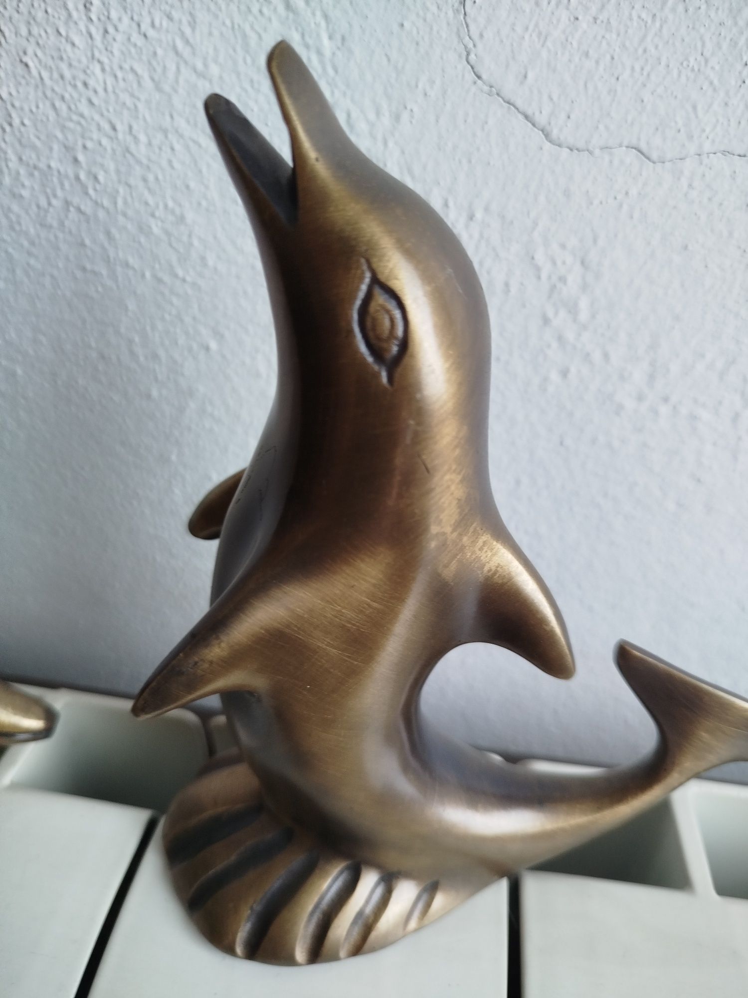Figuras de golfinho em estanho.