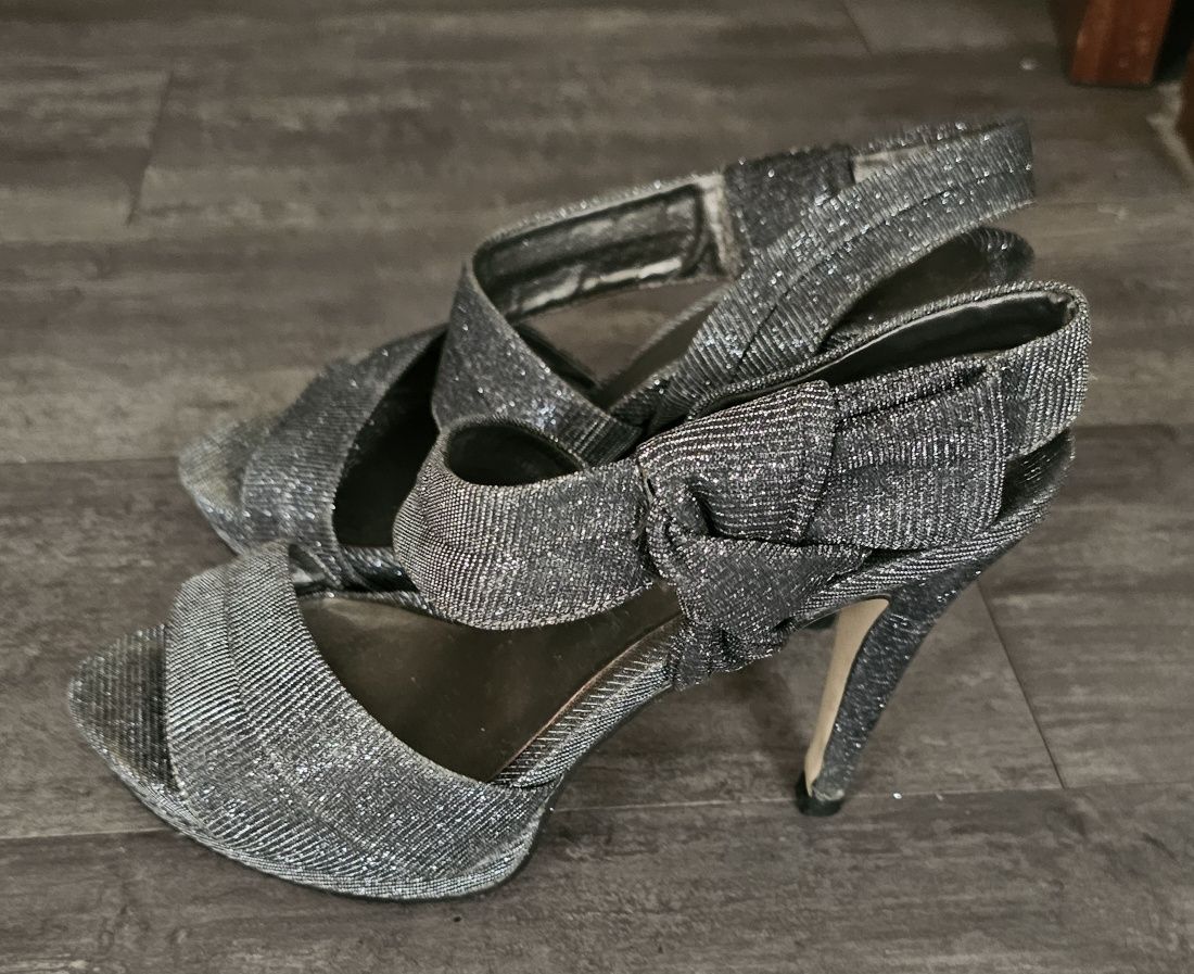 Vendo 2 vestidos e 3 pares de sandálias