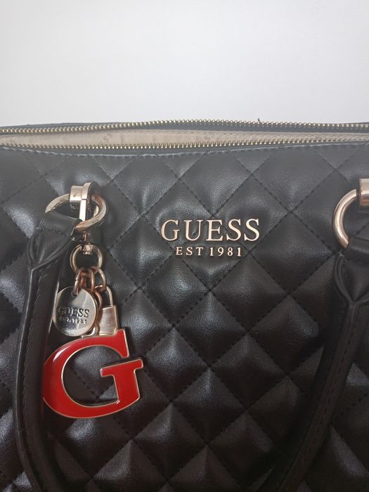 Torebka kuferek Guess czarna elegancka