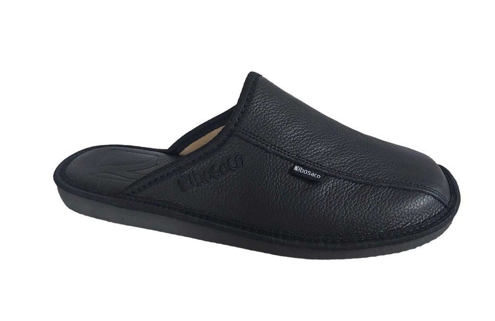 Pantofle męskie domowe ze skóry w kolorze czarnym z zakrytymi palcami.