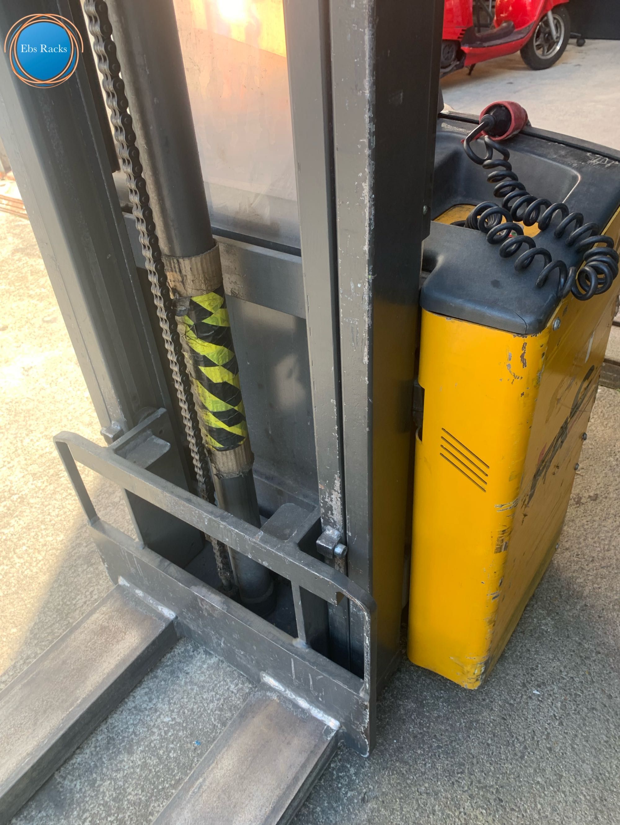 Empilhador Elétrico (stacker) com baterias Novas em muito bom estado.