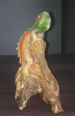 Figurka gekon na pniu