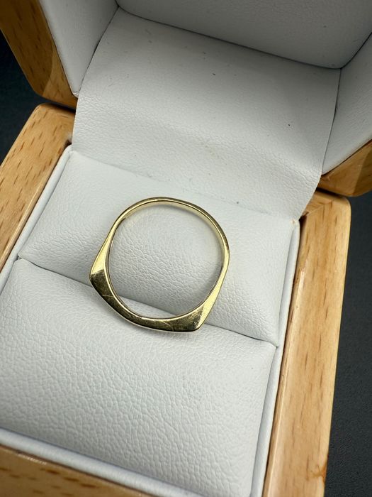 Złoty pierścionek z diamentem Apart