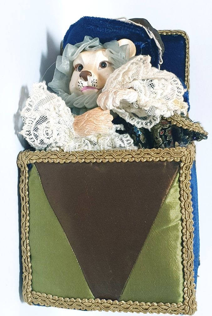 Lindissima caixa de música vintage com boneco leão