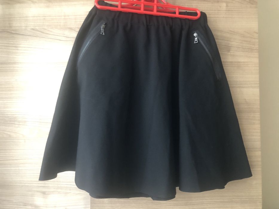 Spódnica z gumką zara czarna spódniczka z kieszeniami gumka