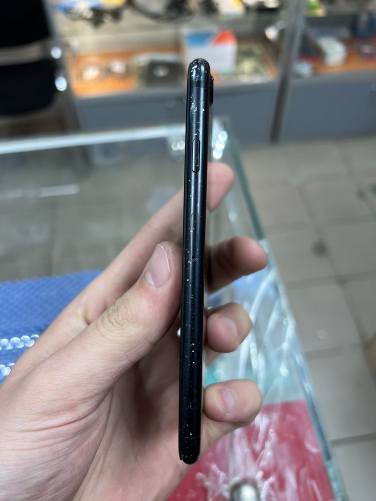 iPhone 7 • 32 ГБ • Black