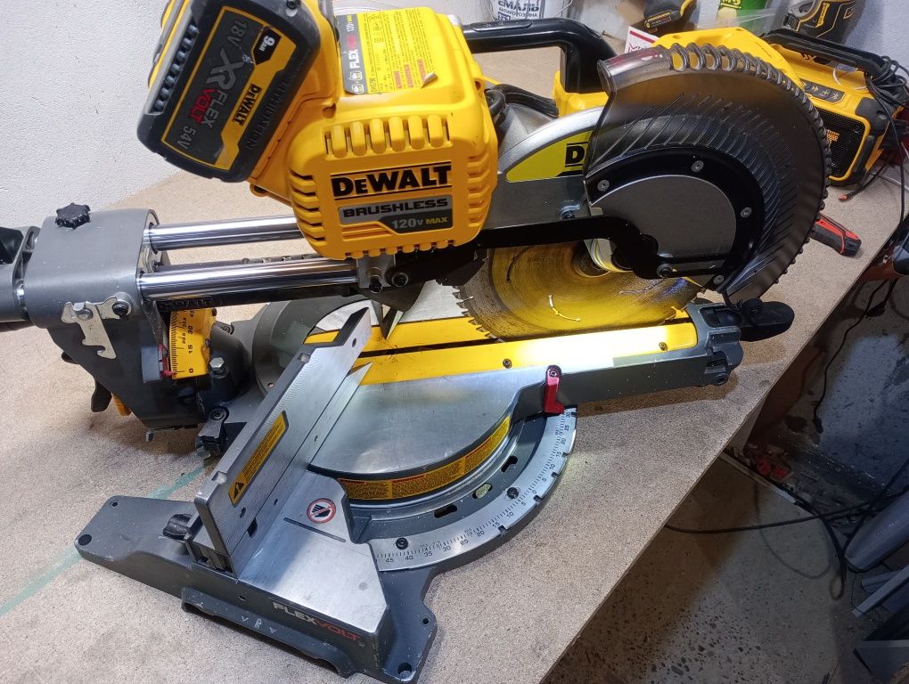 Dewalt DHS790 пила торцовка акумуляторна 305мм