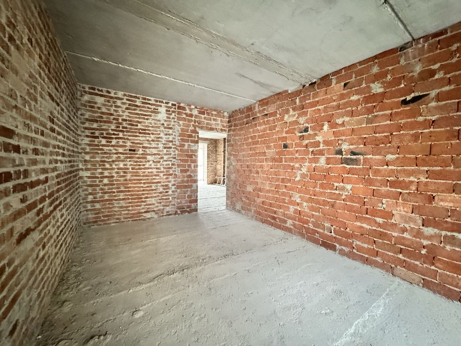 Продаж 3 кім.сирої квартири