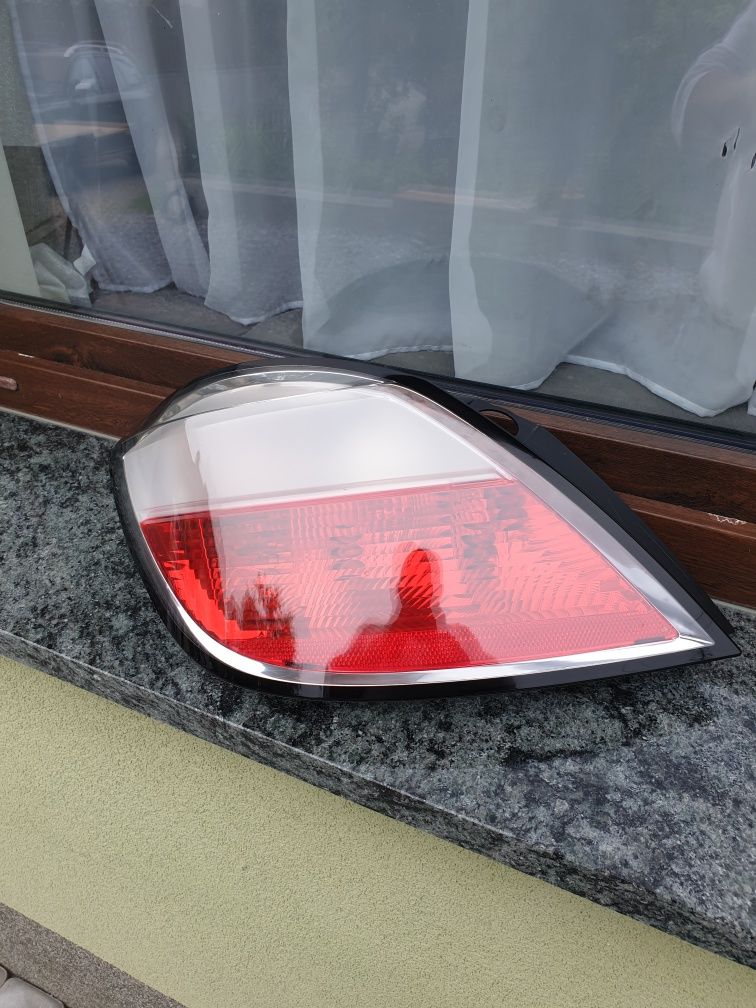 Lampa lewa tylna Opel Astra H Hatchback
