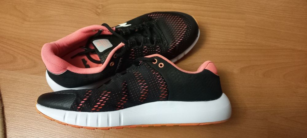 Кросівки жіночі для бігу UA 38,5