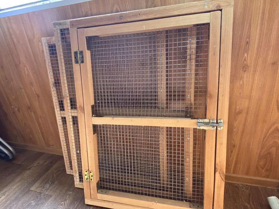 Продам деревʼянмй вольер  80х80см