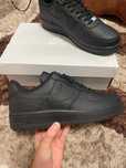 Czarne buty Nike Air Force 1'07 w rozmiarze 42