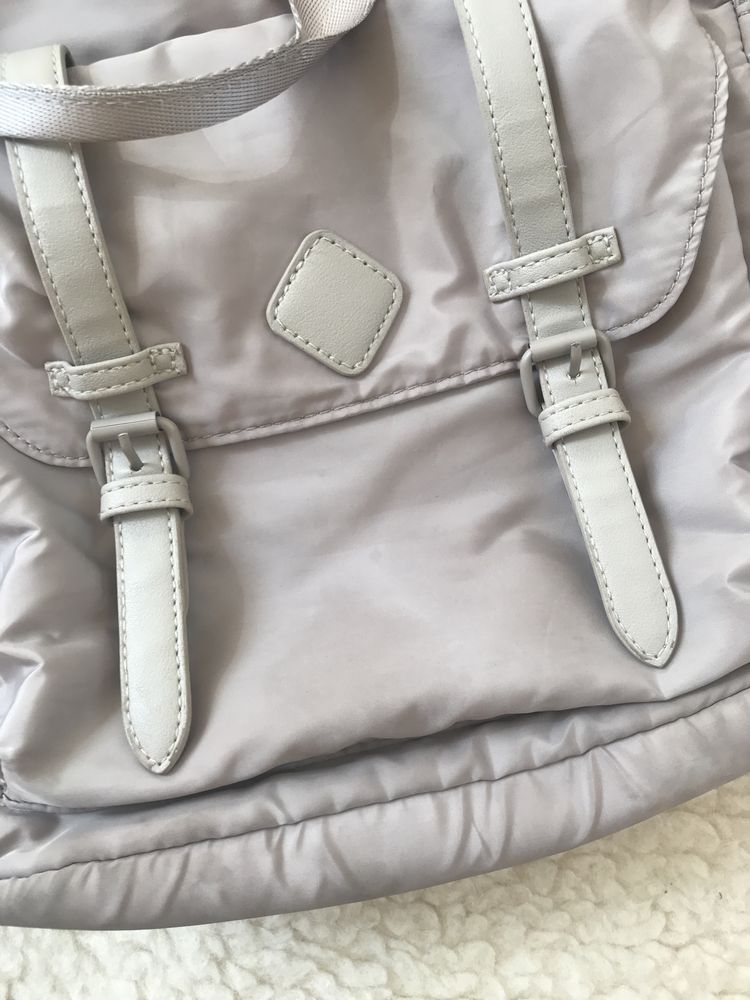 Beżowy, pudrowy sportowy plecak materiałowy Primark styl vintage