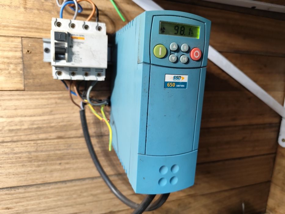 Vendo torno mecânico usado H Ernault barato.