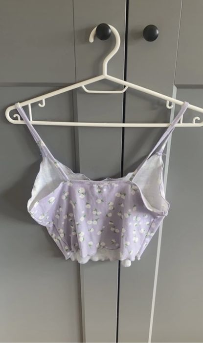 Lilowy crop top w kwiatki
