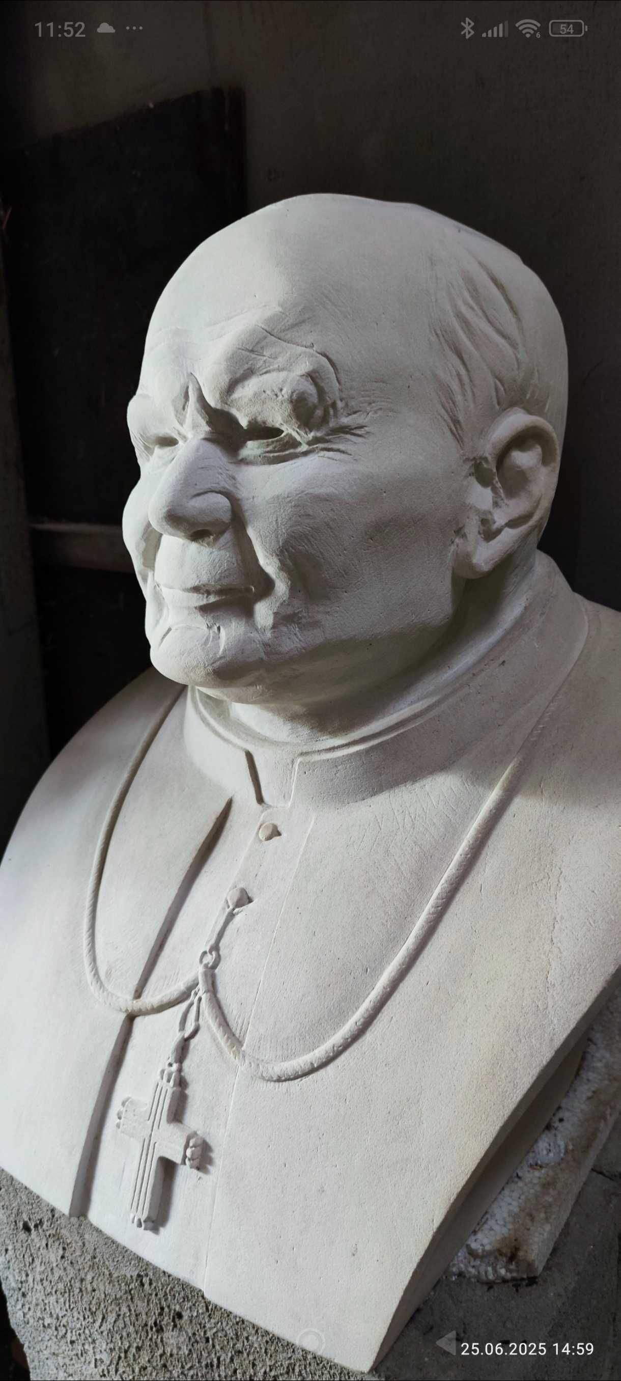 Jan Paweł II papież popiersie rzeźba kamień piaskowiec jasny