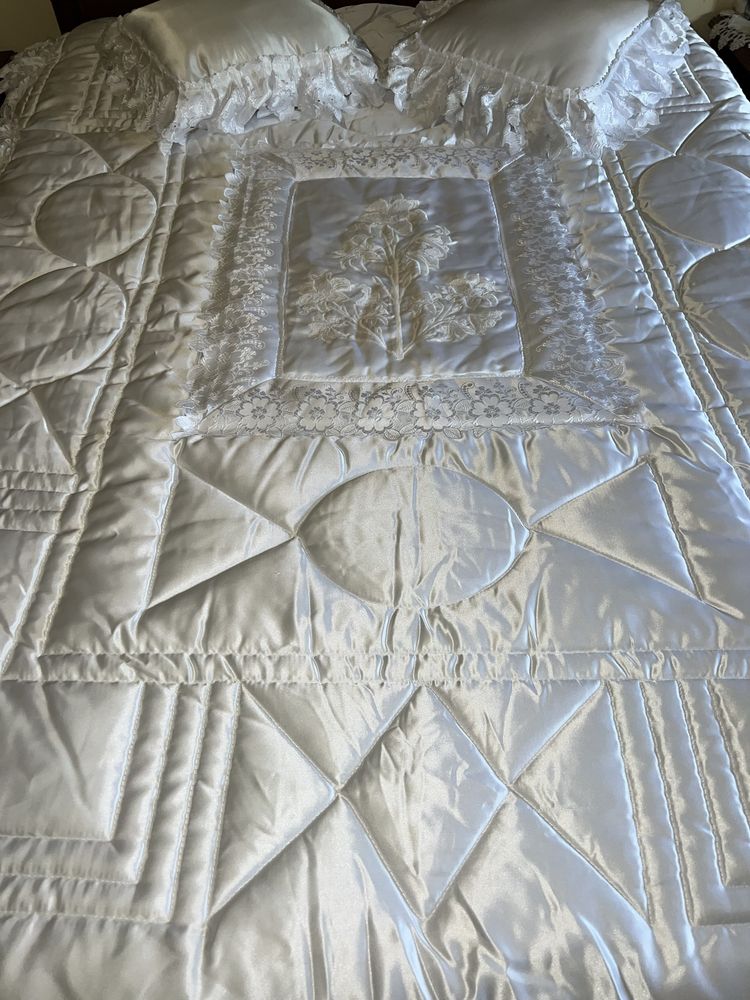 Conjunto de cama: Colcha e almofadas