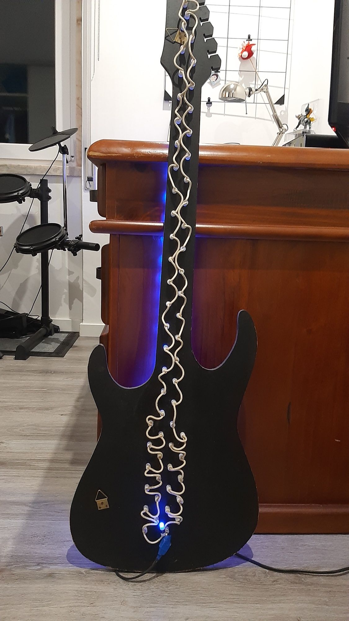 Guitarra decorativa com luz