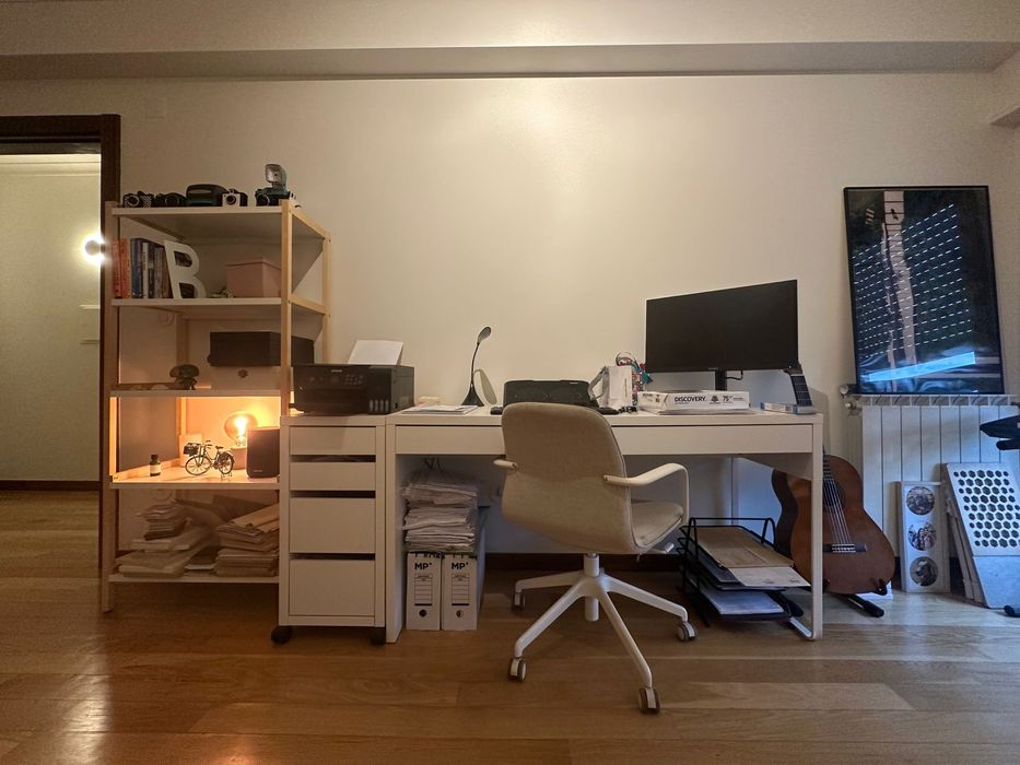 Secretária Micke - Ikea + Cadeira