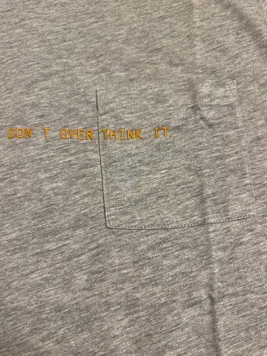 T-shirt de homem, cinzenta com bolso no peito