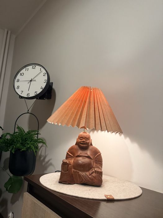lampa drewniana z indii w kształcie figurki śmiejącego ikea się Buddy