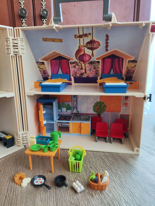 Przenośny, składany domek Playmobil z bogatym wyposażeniem.