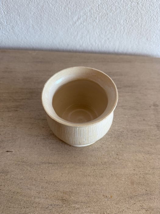Pequeno vaso cerâmico, branco, feito a mão