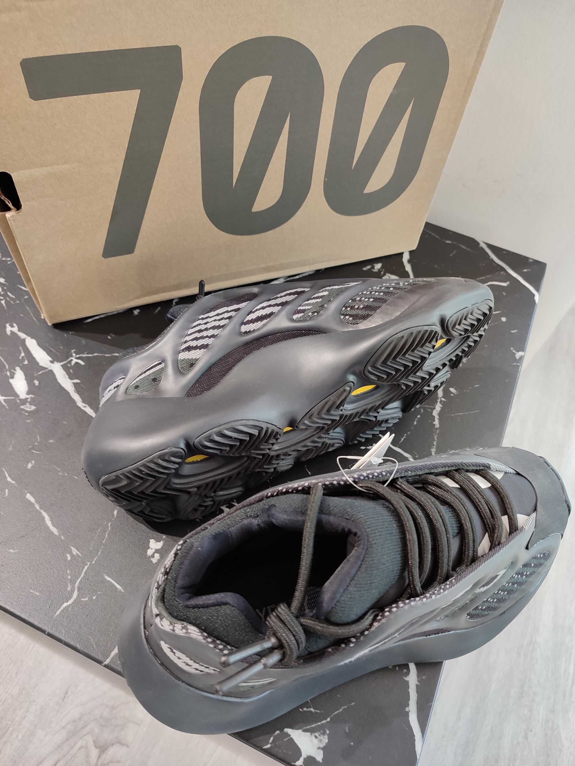 Кросівки ADIDAS YEEZY 700 V3 Alvah