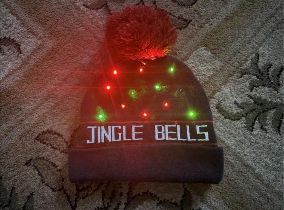 В'язана світяща шапка з новорічним візерунком,