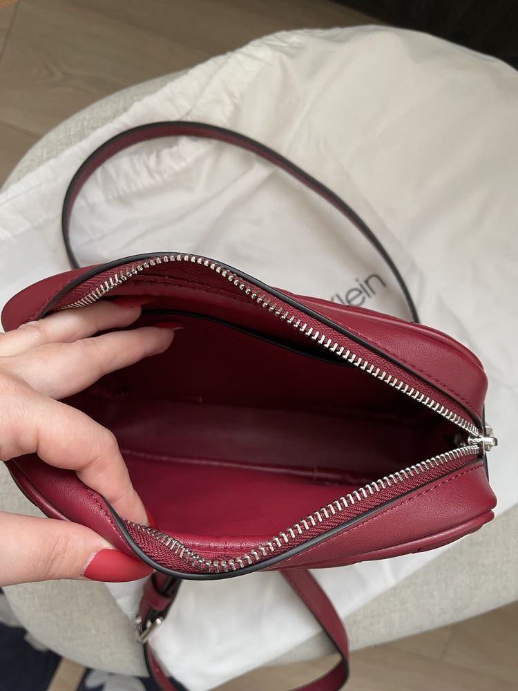 Сумка crossbody Calvin Klein колір матовий бордо/червоний