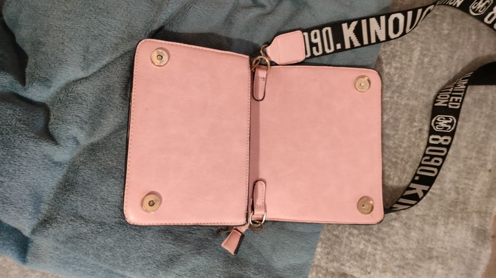 Mała torebka na długim pasku