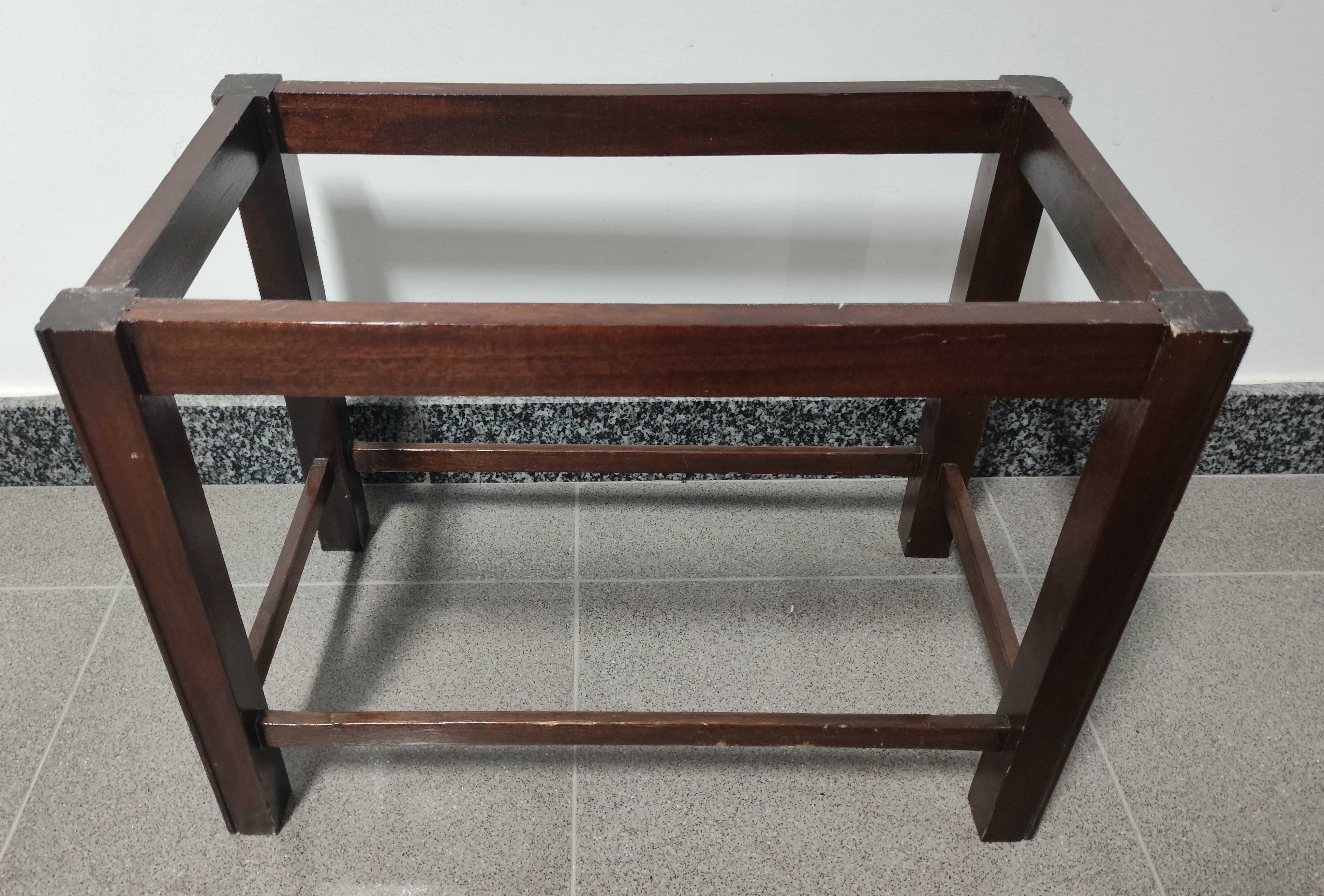 Mesa de apoio com tabuleiro removível