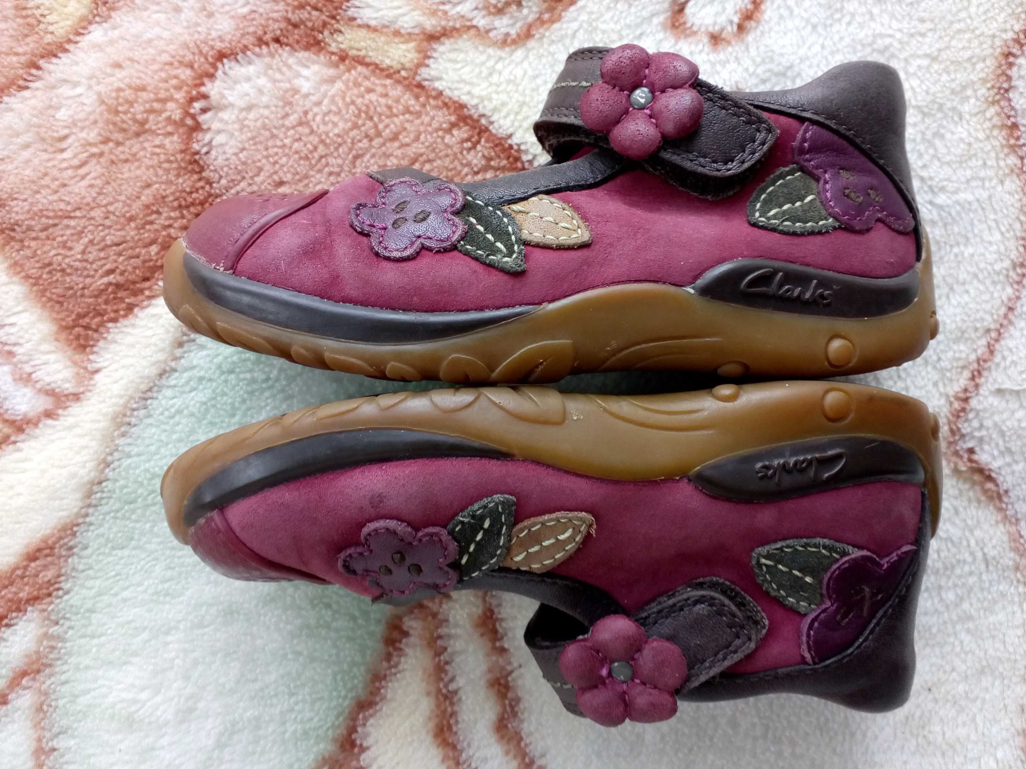Eleganckie skórzane buty rzepy baleriny Clarks 24 w kwiatki jak nowe
