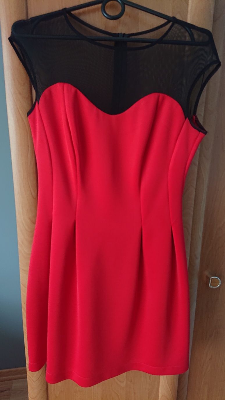 Czerwona sukienka z siateczką