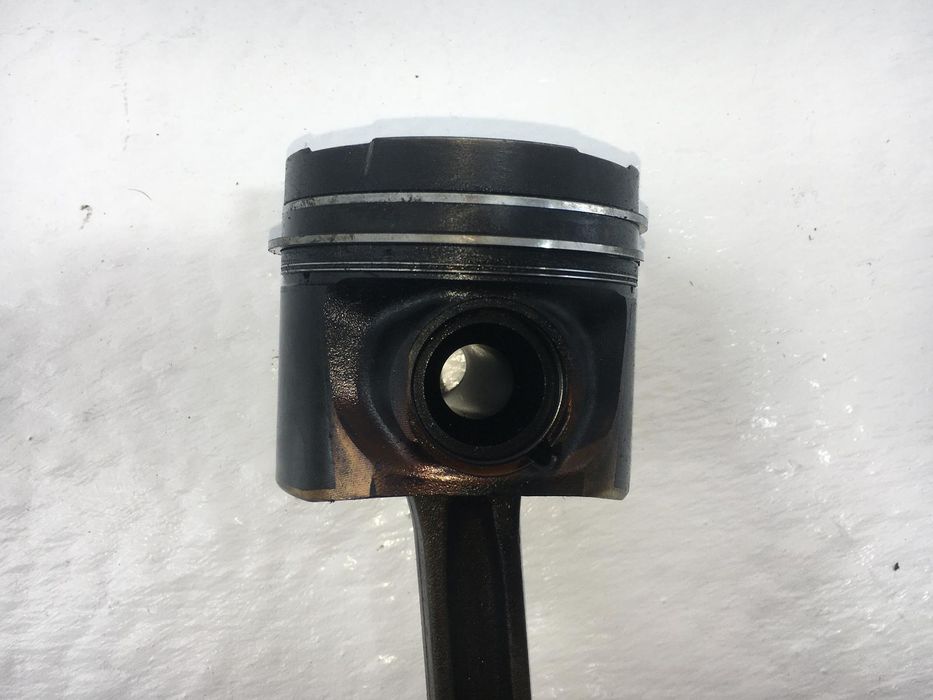 Шатун VOLVO XC60 2008-2013 (з поршнем, для двигуна D5244T) 31339269