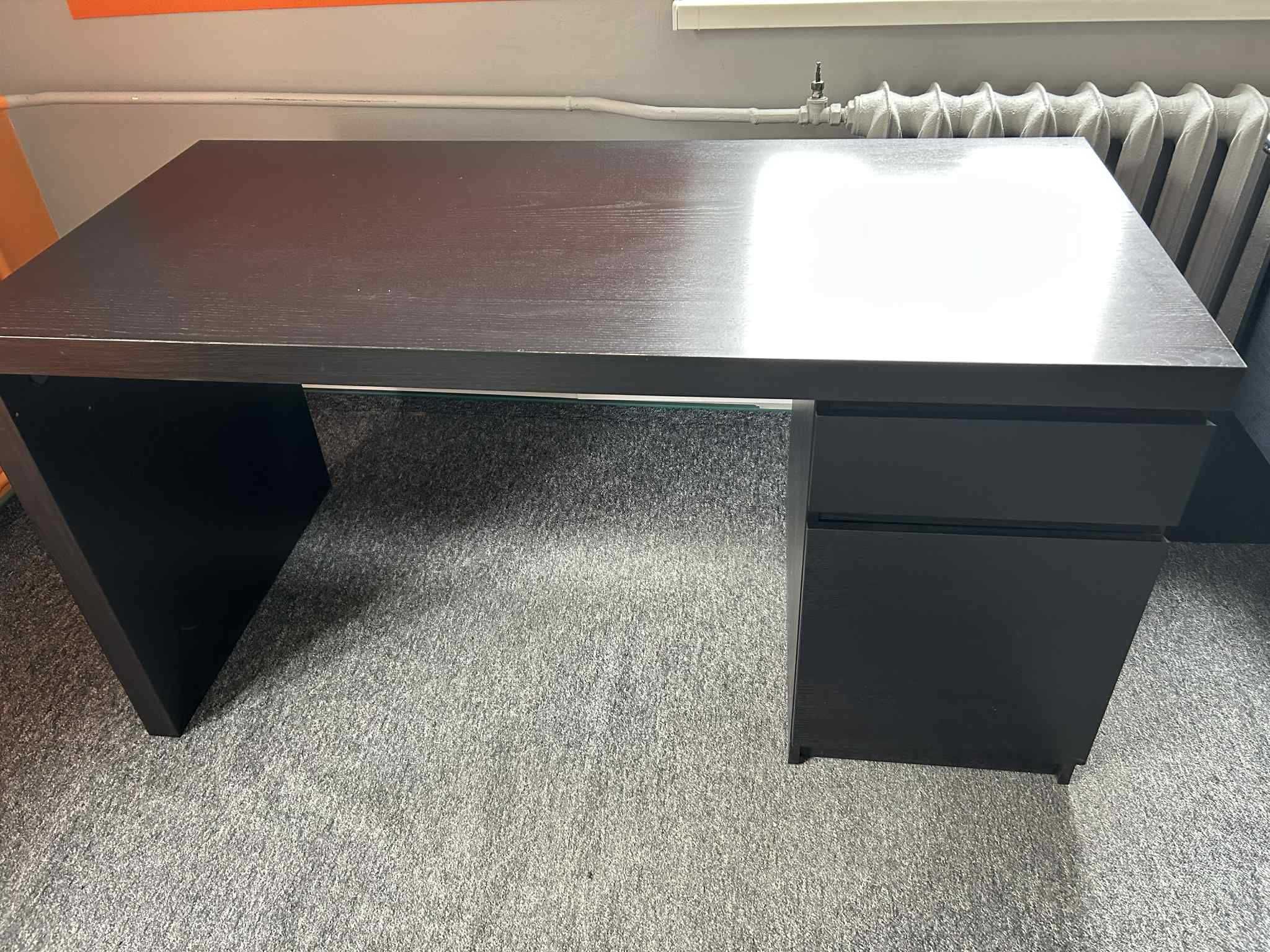 Czarne biurko 140 x 65 cm