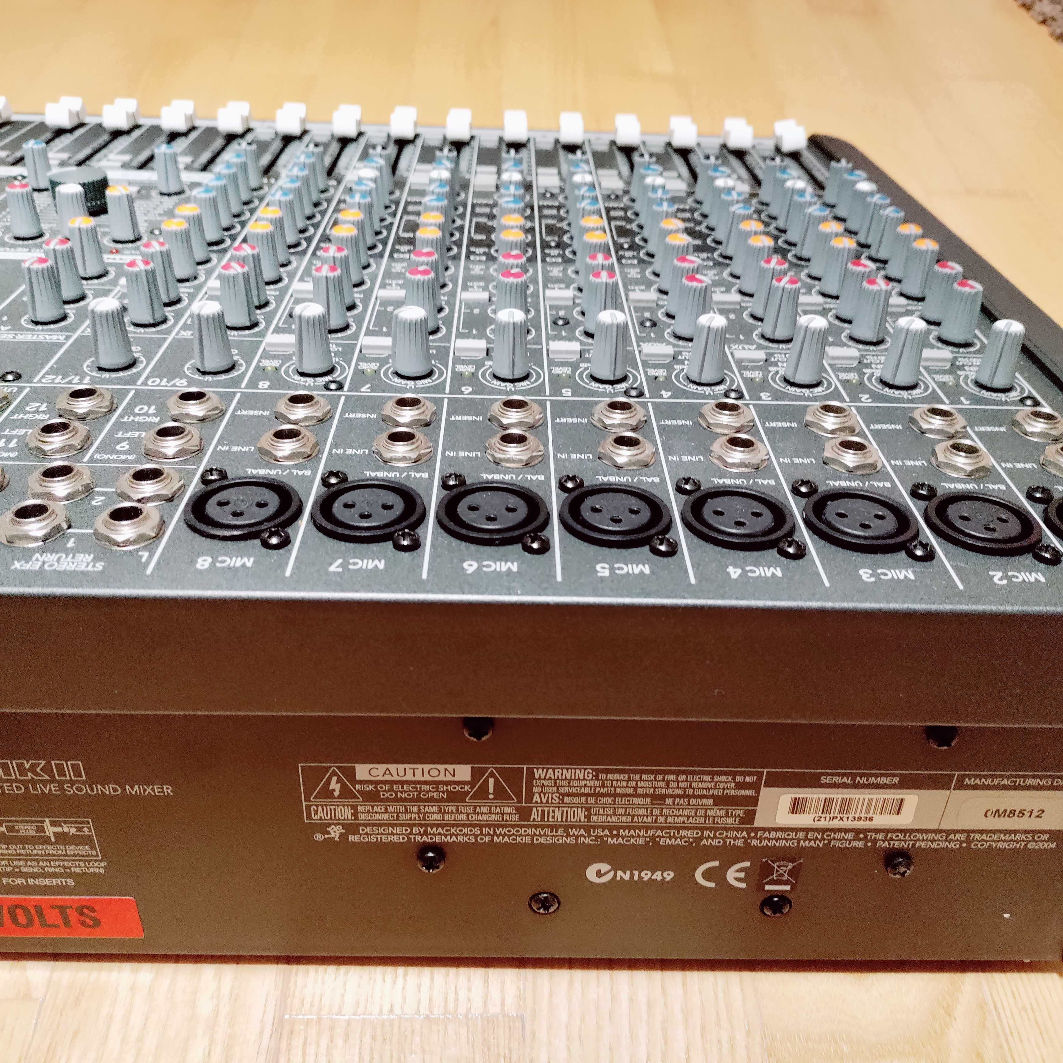 Mackie CFX 12 mixer