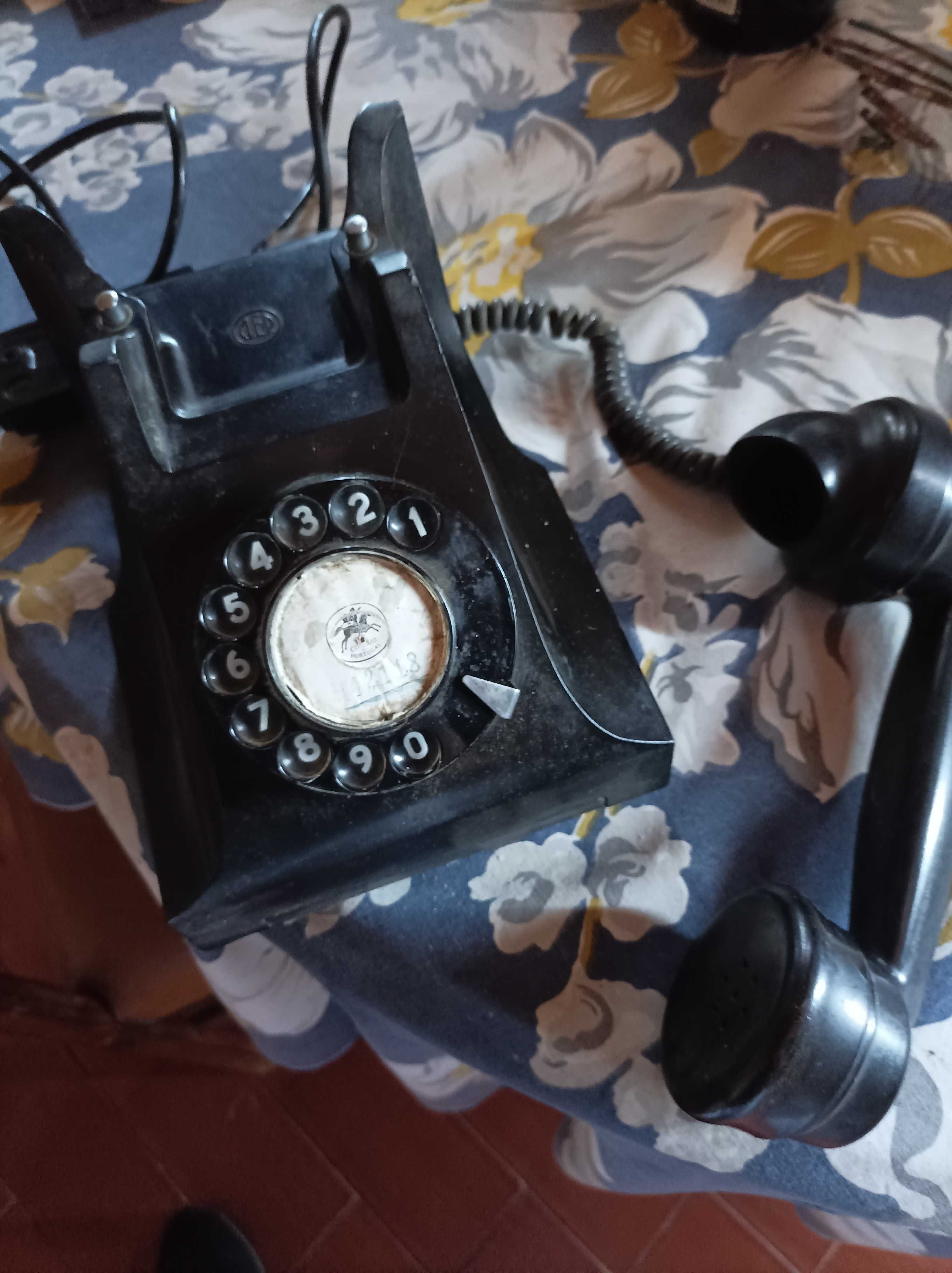 Telefone antigo preto em baquelite