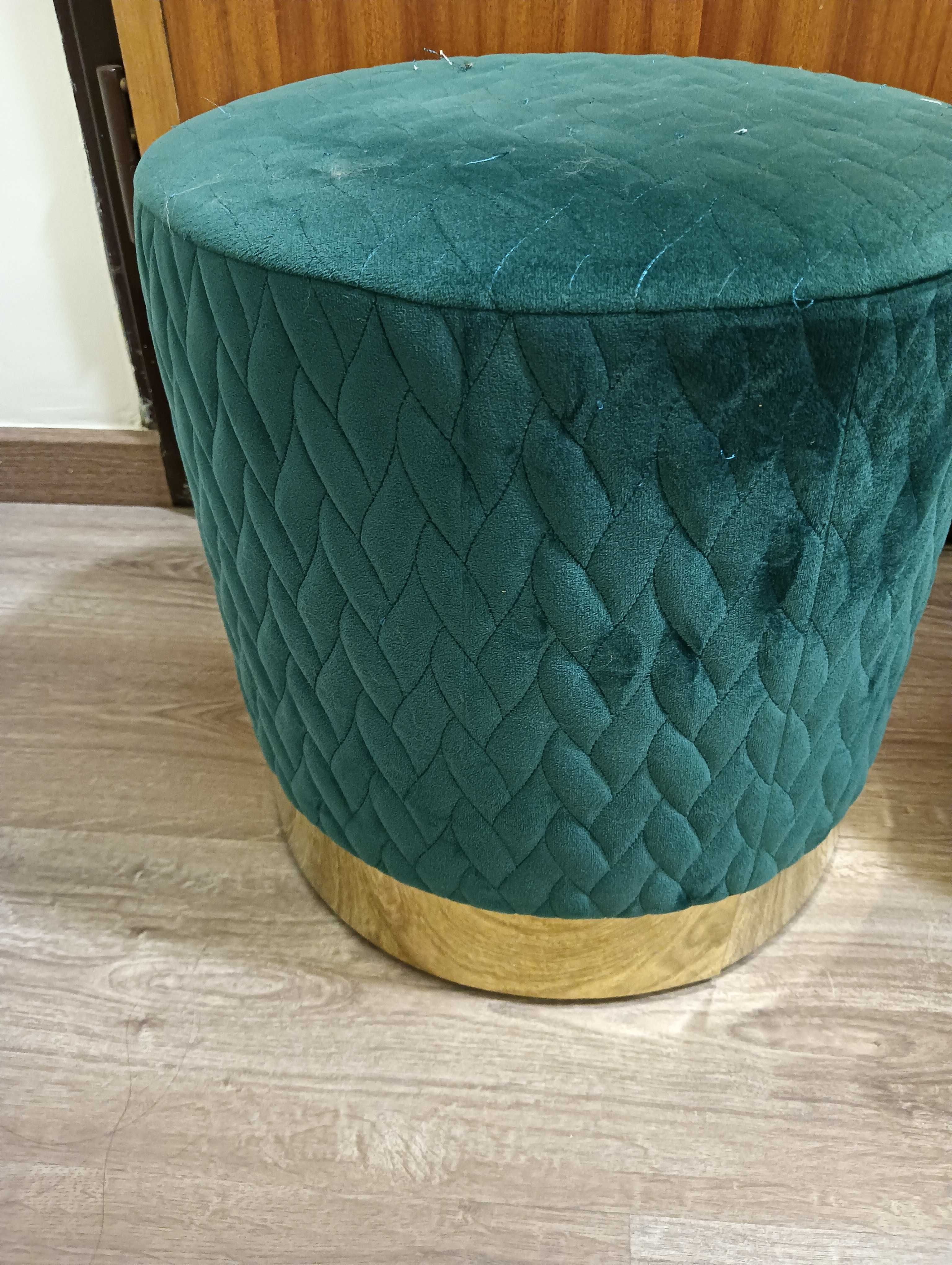 Bancos em verde escuro material veludo