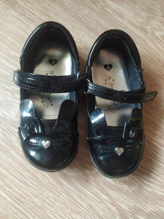 Взуття дитяче, красовки, туфлі, мешти.