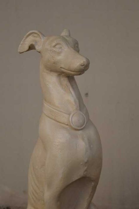 dwa duże PSY myśliwskie - CHARTY ŻELIWO przed dom