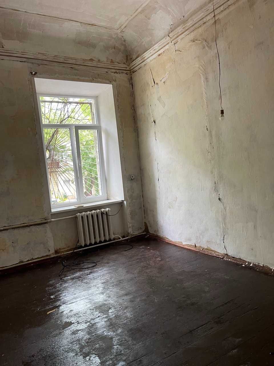 Продам 2-во кімнатну фасадну квартиру в центрі